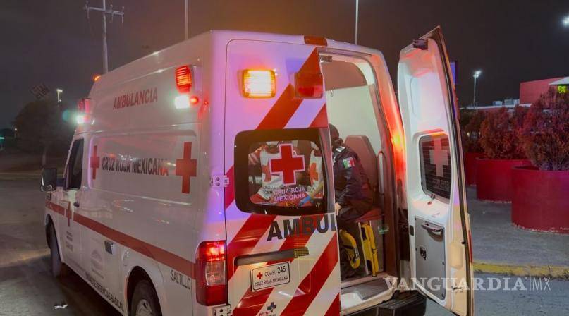 $!Paramédicos de Cruz Roja trasladan a la mujer para recibir atención especializada.