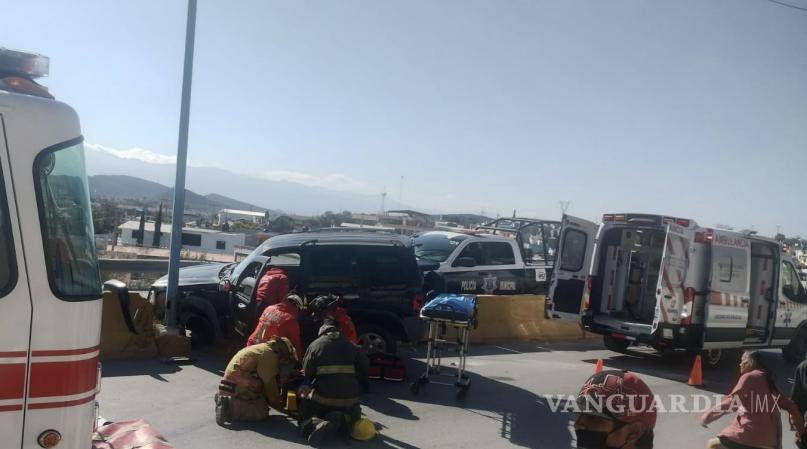 $!La camioneta se fue directo contra el muro de contención.