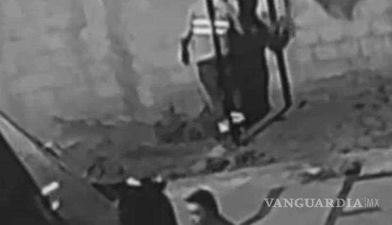 $!Los empleados del municipio bajan del camión de recolección mientras uno de ellos vandaliza una pared cercana.