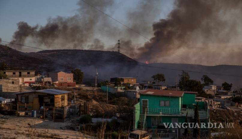 $!Cierran autopista Tijuana-Ensenada por incendios forestales