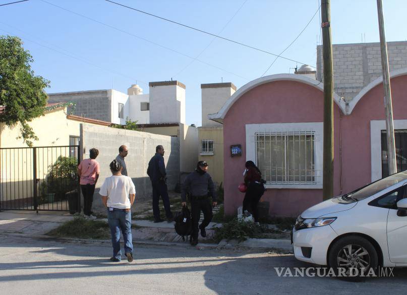 $!Familiares del joven permanecieron fuera de la vivienda mientras se realiza el levantamiento del cuerpo.