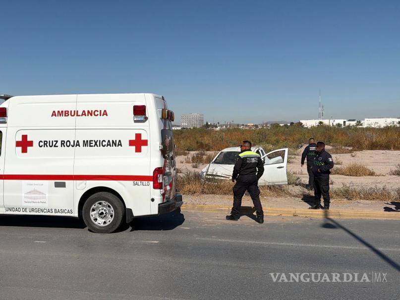 $!Personal de Cruz Roja atendió a los ocupantes, quienes resultaron sin lesiones de consideración tras el choque.