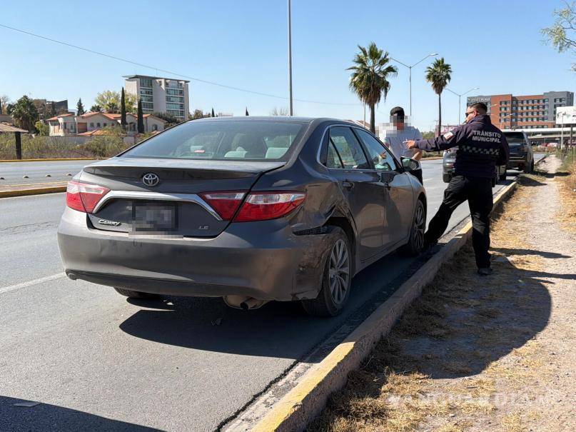 $!El Toyota Camry, responsable del accidente, quedó en el sitio mientras se contactaban las aseguradoras para cubrir los daños.