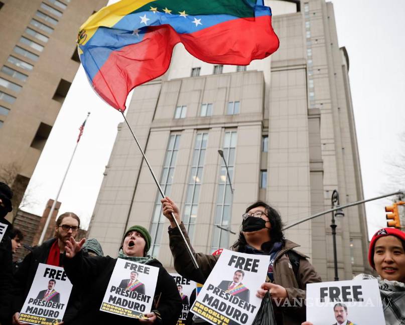 $!Protestas frente al juzgado de Manhattan antes de la comparecencia de Nicolás Maduro.