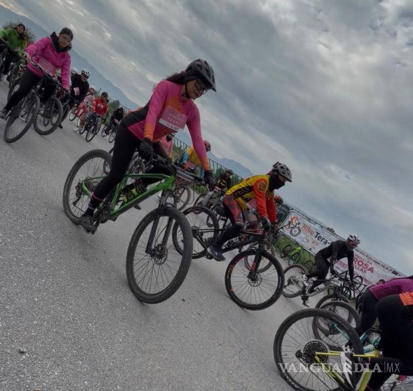 $!Ciclistas de las categorías femenil y varonil se sumaron a Pedalea Rosa por Ellas, una iniciativa para fomentar hábitos saludables y crear conciencia sobre el cuidado de la salud de las mujeres.