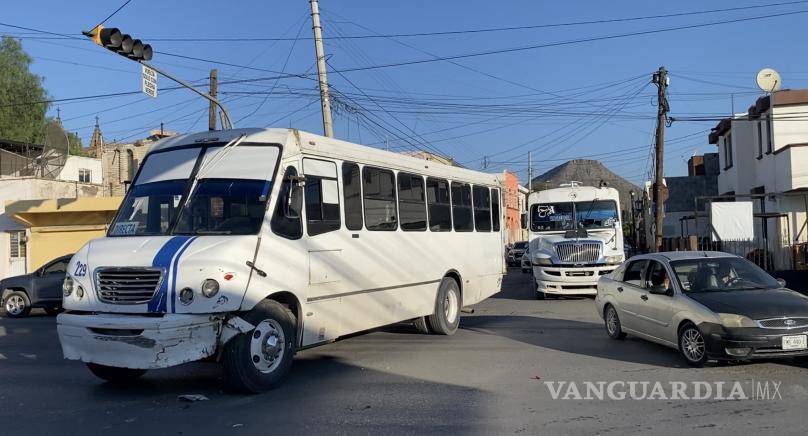 $!El camión de la ruta 7A Penal chocó contra el costado del Ford Fusion tras el paso en rojo.