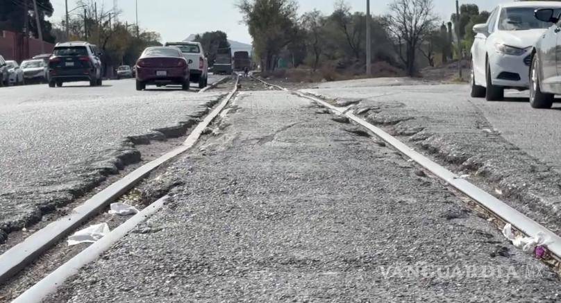 $!El motociclista resultó con una probable fractura en la pierna izquierda luego de que su vehículo cayera sobre las vías del tren.