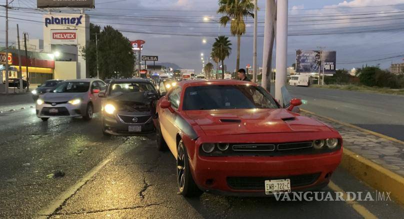 $!El percance ocurrió a la altura del bulevar José Narro Robles y dejó cuantiosos daños materiales.