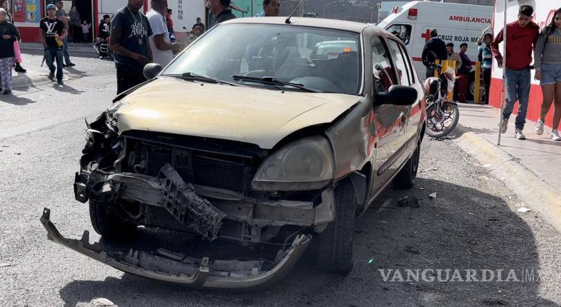 $!Elementos de Tránsito Municipal tomaron parte en el accidente y aseguraron al conductor del Nissan Platina para deslindar responsabilidades.