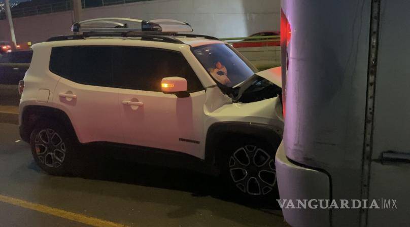 $!El choque entre la camioneta y el camión ocurrió en la madrugada, afectando brevemente la circulación en el Periférico Luis Echeverría.