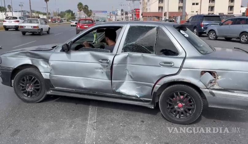 $!Los vehículos involucrados en el choque permanecieron en el lugar del accidente mientras los peritos tomaban nota.