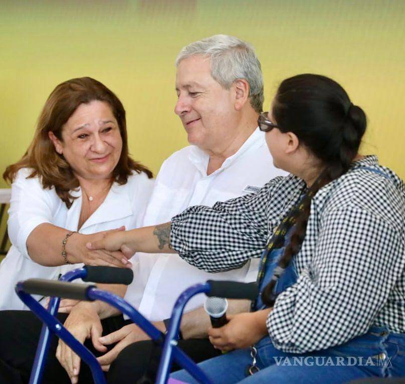 $!Beatriz Dávila de Fraustro, presidenta honoraria del DIF Saltillo, resaltó la importancia de la colaboración público-privada en la entrega de aparatos ortopédicos.