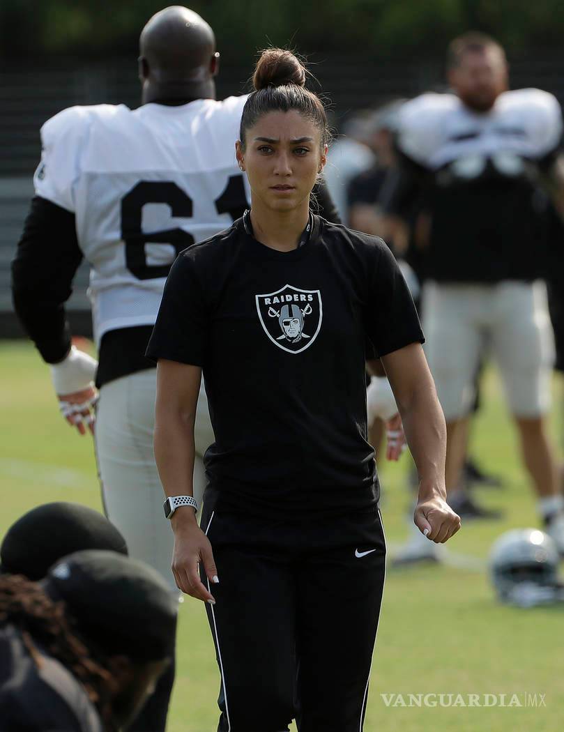 $!Ella es Kelsey Martínez, la primera asistente del coach en la NFL