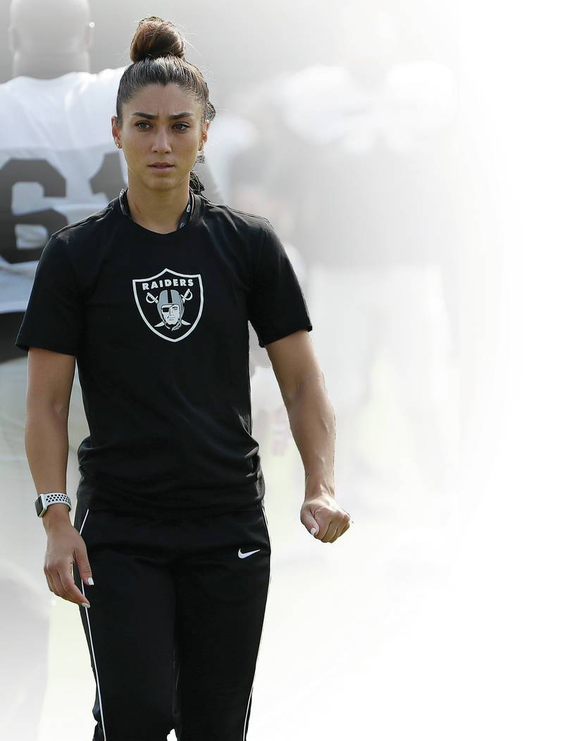 $!Ella es Kelsey Martínez, la primera asistente del coach en la NFL