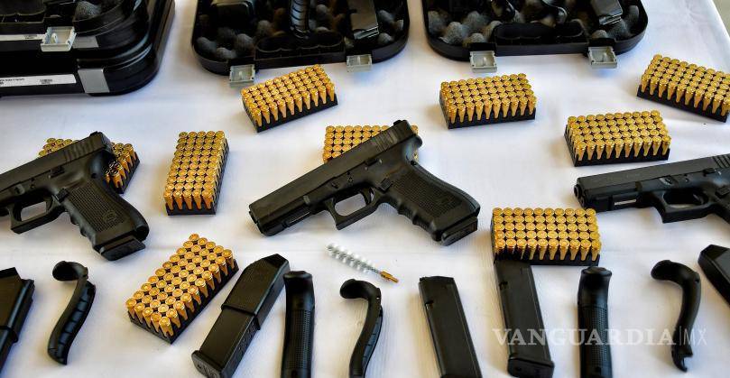 $!Las nuevas armas, marca Glock de cuarta generación, calibre 9 milímetros, representan un avance significativo en el equipamiento de la policía.