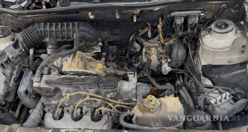 $!Elementos del Cuerpo de Bomberos realizaron labores de revisión y enfriamiento del vehículo.