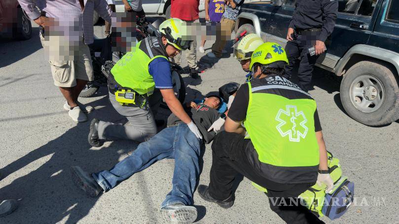 $!José Juan ¨N¨, de 24 años, fue atendido por paramédicos tras caer al pavimento.