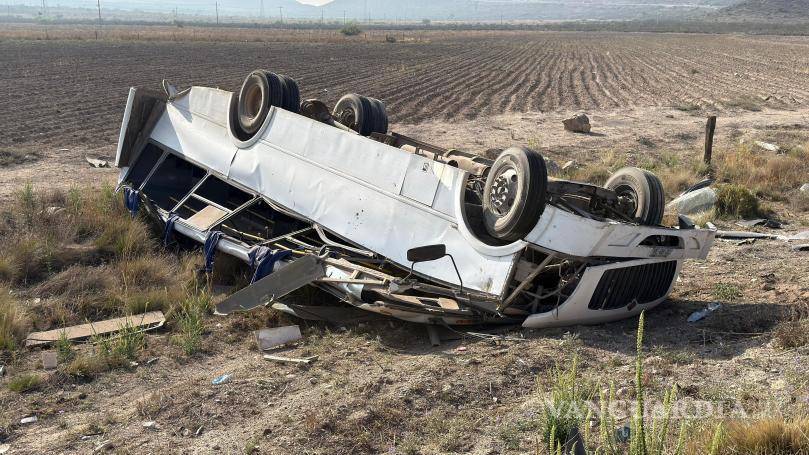 $!La unidad terminó volcada sobre la terracería, con los neumáticos hacia arriba, a la altura del ejido Tanque de Emergencia, sin que se reportaran personas lesionadas.