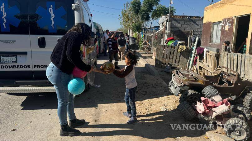 $!Niños y familias recibieron regalos y cobertores durante el recorrido del “Operativo Abrigo” en colonias como San Cristóbal y Luis Donaldo Colosio.