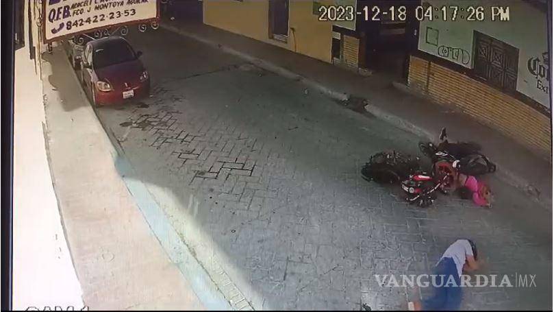 $!Paramédicos de la Cruz Roja brindaron asistencia a la joven motociclista, quien experimentó dolor en el pie izquierdo y la cabeza.