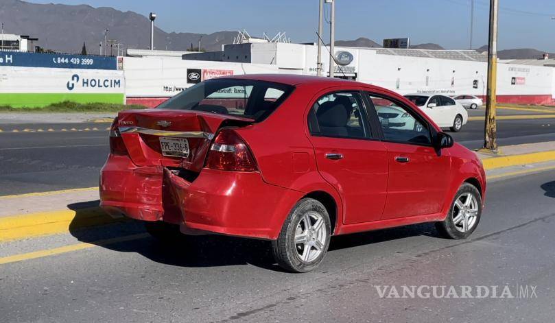 $!El auto recibió el impacto en la parte trasera .