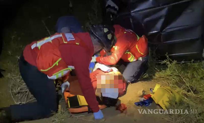 $!El vehículo cayó al fondo del barranco, dio varias vueltas y se detuvo cuando chocó contra un poste que dejó a uno de los tripulantes atrapado.