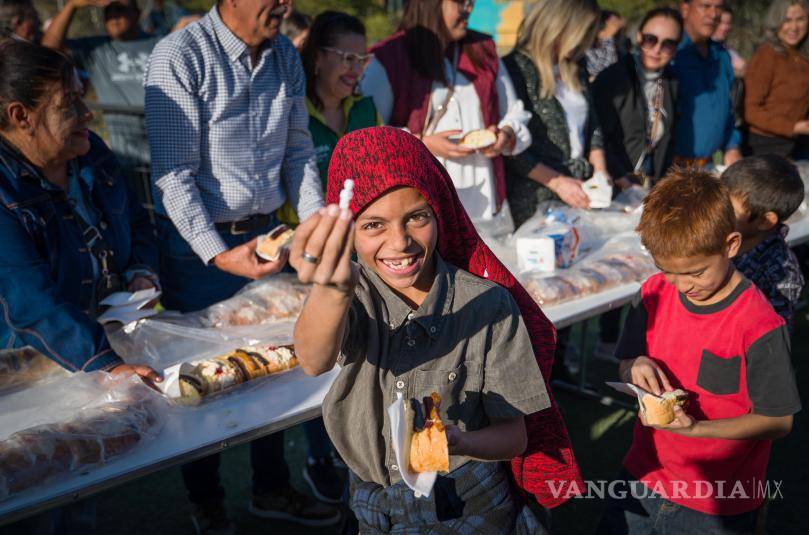 $!Los niños disfrutaron de la porción de la tradicional Rosca de Reyes, compartiendo la alegría de la celebración en familia.