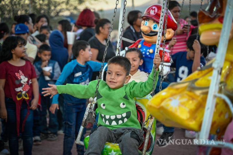 $!Los niños disfrutaron de los juegos mecánicos, sumergiéndose en la diversión durante el evento de la Rosca de Reyes en Monclova.