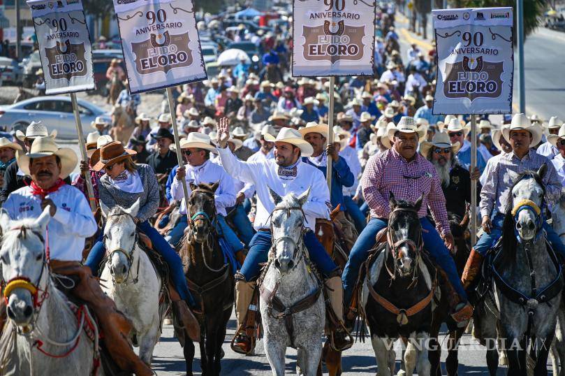 $!El alcalde de Monclova, Carlos Villarreal Pérez, durante la tradicional Cabalgata del ejido El Oro, acompañado de autoridades regionales.