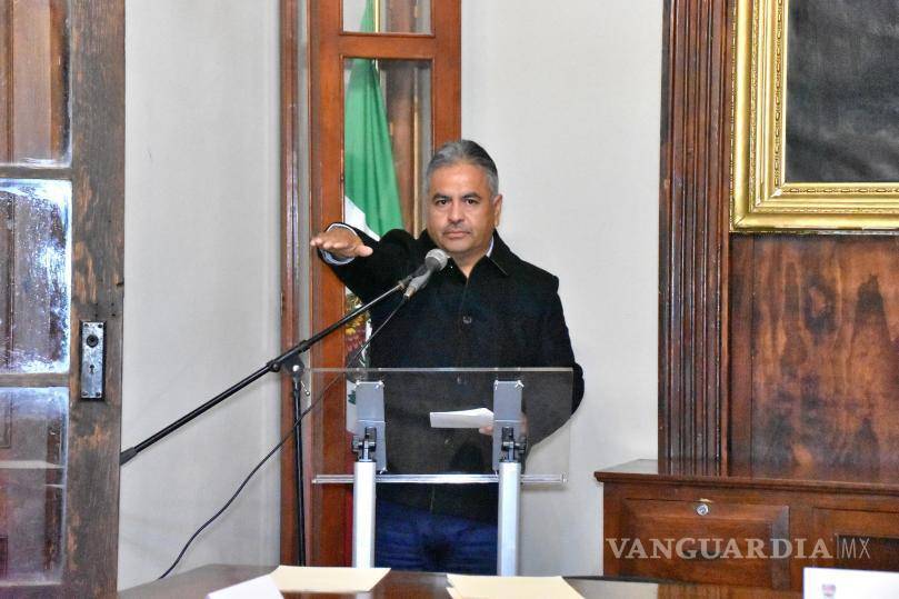 $!Víctor Leija Vega rinde protesta como Presidente Municipal de Cuatro Ciénegas, acompañado de los integrantes del cabildo que lo apoyarán en su gestión.