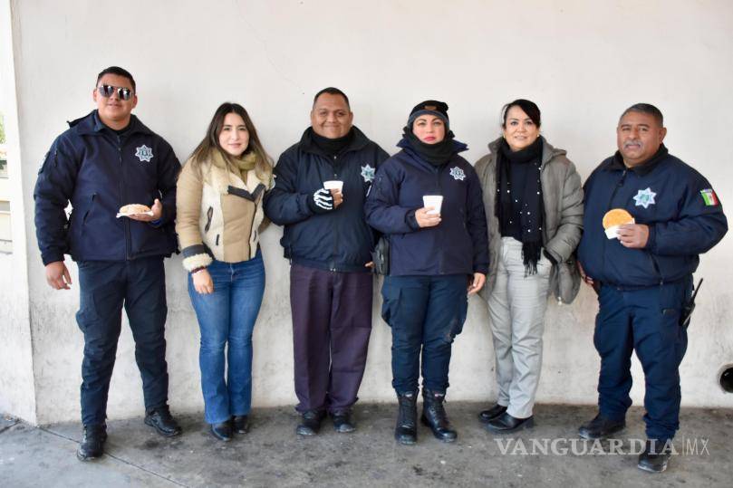 $!Elementos municipales llevan alimentos calientes a los familiares en espera fuera del Hospital Amparo Pape.