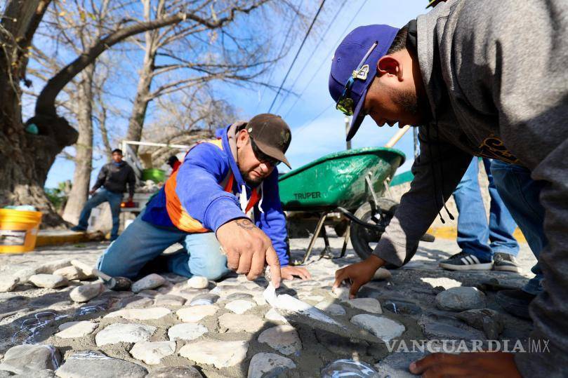 $!Las labores se concentran en tramos con mayor desgaste, con el objetivo de mejorar la seguridad vial y la imagen urbana del Centro Histórico de Arteaga.