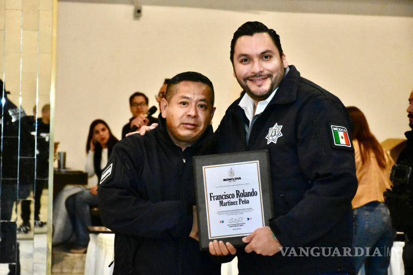 $!Los agentes de la policía municipal recibieron un estímulo económico y una chamarra invernal como parte del reconocimiento a su trayectoria y esfuerzo en el desempeño de sus funciones.