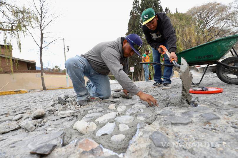 $!Personal de Servicios Primarios realiza mantenimiento puntual en el empedrado, atendiendo afectaciones provocadas por el constante flujo vehicular.