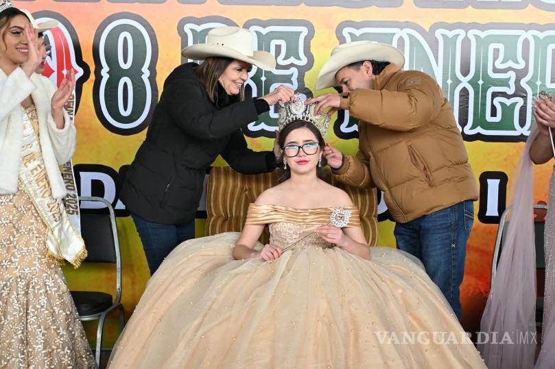 $!La reina Danna Paola Primera junto a su corte real, en la emotiva ceremonia de coronación.