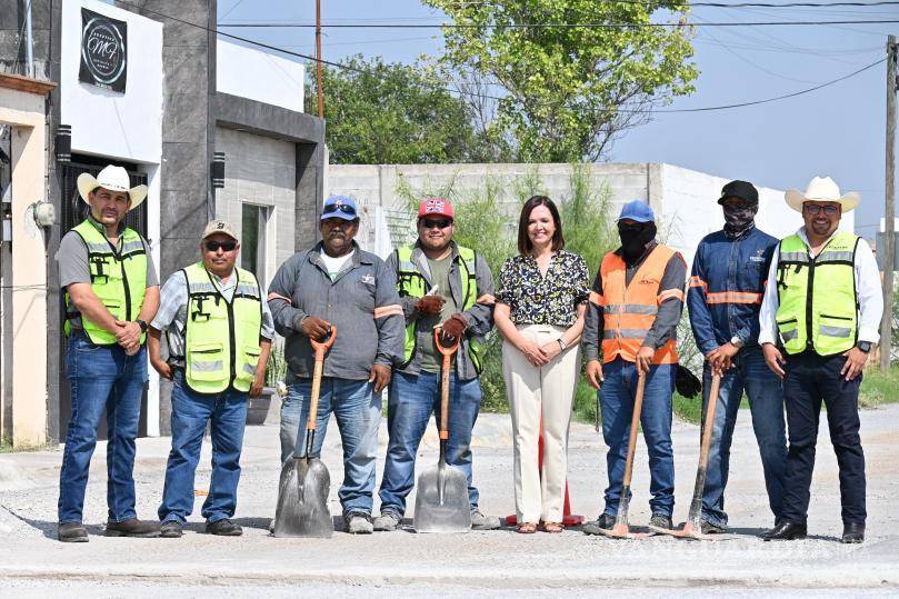 $!La Alcaldesa Sara Irma Perez supervisa los trabajos de recarpeteo.