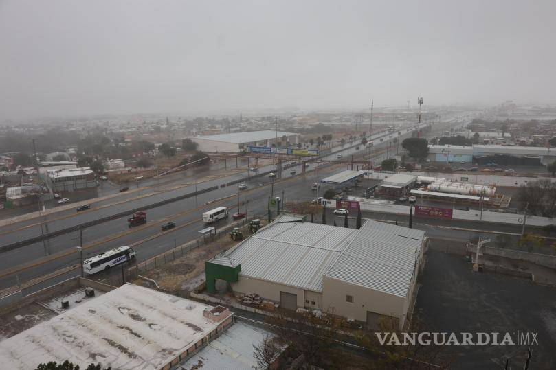 $!El hielo acumulado en las vialidades de Saltillo ocasionó accidentes y retrasos en el transporte público.