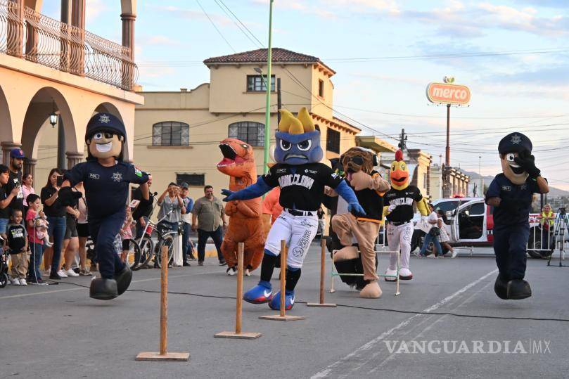 $!La plaza principal se llenó de color, música y colitas felices en el Neón Dog Fest.