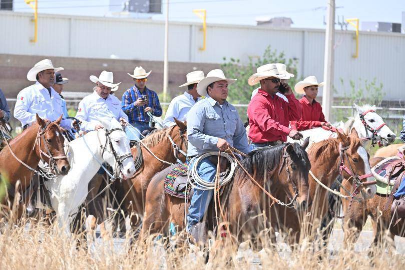 $!Jinetes de todas las edades recorrieron las principales calles de Frontera en una cabalgata llena de color y tradición para celebrar el aniversario del municipio.