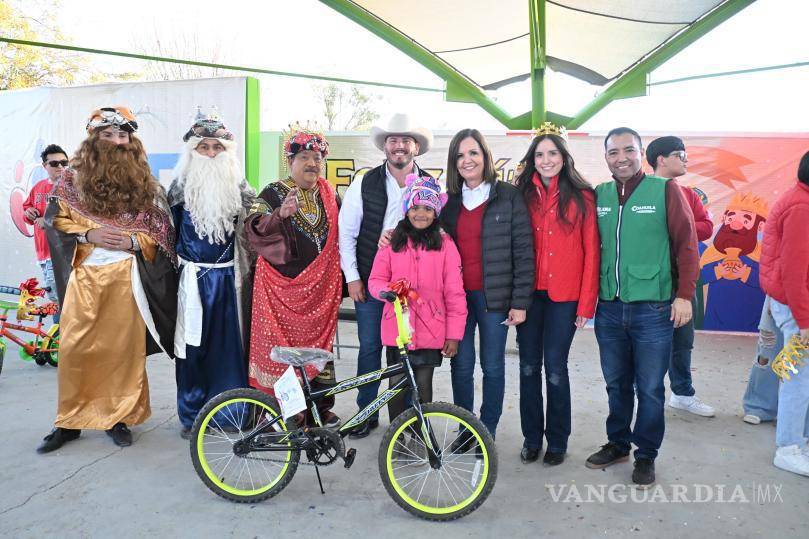 $!Niños y niñas disfrutaron de la rifa de regalos, que incluyó bicicletas como premios sorpresa.