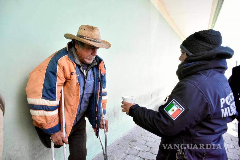 $!Elementos municipales llevan alimentos calientes a los familiares en espera fuera del Hospital Amparo Pape.