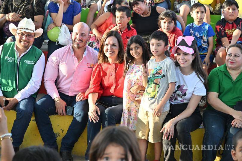 $!La alcaldesa saluda a niñas y niños, destacando la importancia de invertir en su bienestar.
