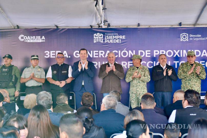 $!Autoridades reconocen la entrega de los ayer cadetes y hoy oficiales de policía.