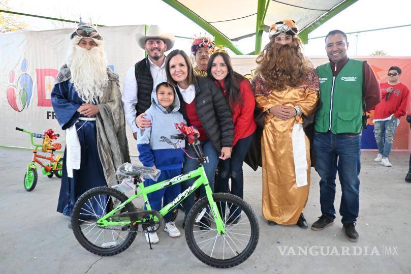 $!Los niños fueron los grandes protagonistas, participando en la rifa de bicicletas durante la celebración del Día de Reyes.