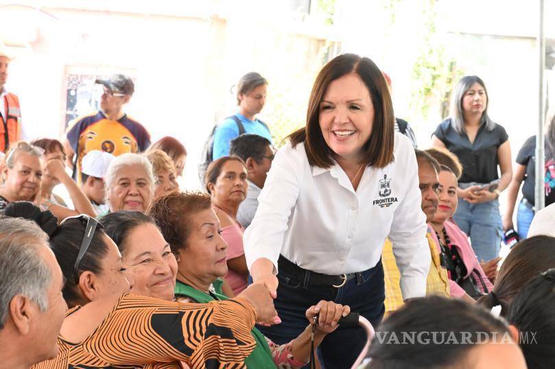 $!La alcaldesa destaca que la nueva tubería permitirá un servicio más eficiente en la colonia Borja.