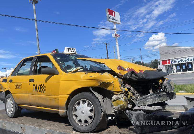 $!Los vehículos fueron retirados con apoyo de grúas para despejar la avenida 20.