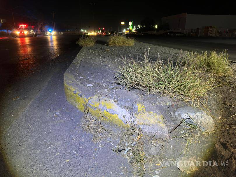 $!El conductor perdió el control del vehículo al ser cerrado por otro automovilista antes de impactar el camellón.