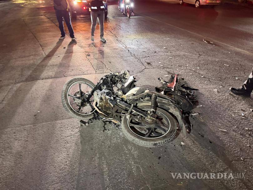 $!El motociclista fue proyectado más de 20 metros tras el impacto en el cruce del periférico LEA y Guillermo González Picos.