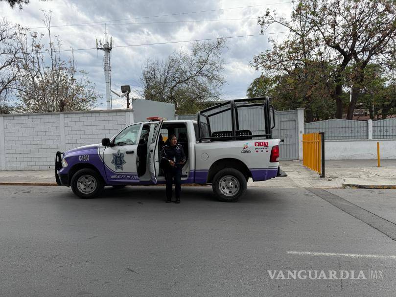 $!Elementos de la Unidad de Integración Familiar (UNIF) acudieron al plantel para brindar acompañamiento y dar seguimiento al caso.