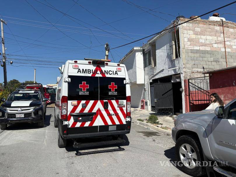 $!Elementos de la Cruz Roja Saltillo brindaron atención médica inmediata a la mujer afectada sin necesidad de traslado hospitalario.